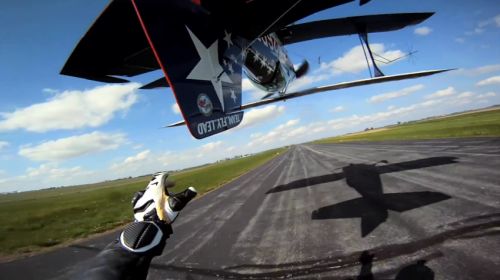 Video of the week: Unbelievable airplane tail grab
