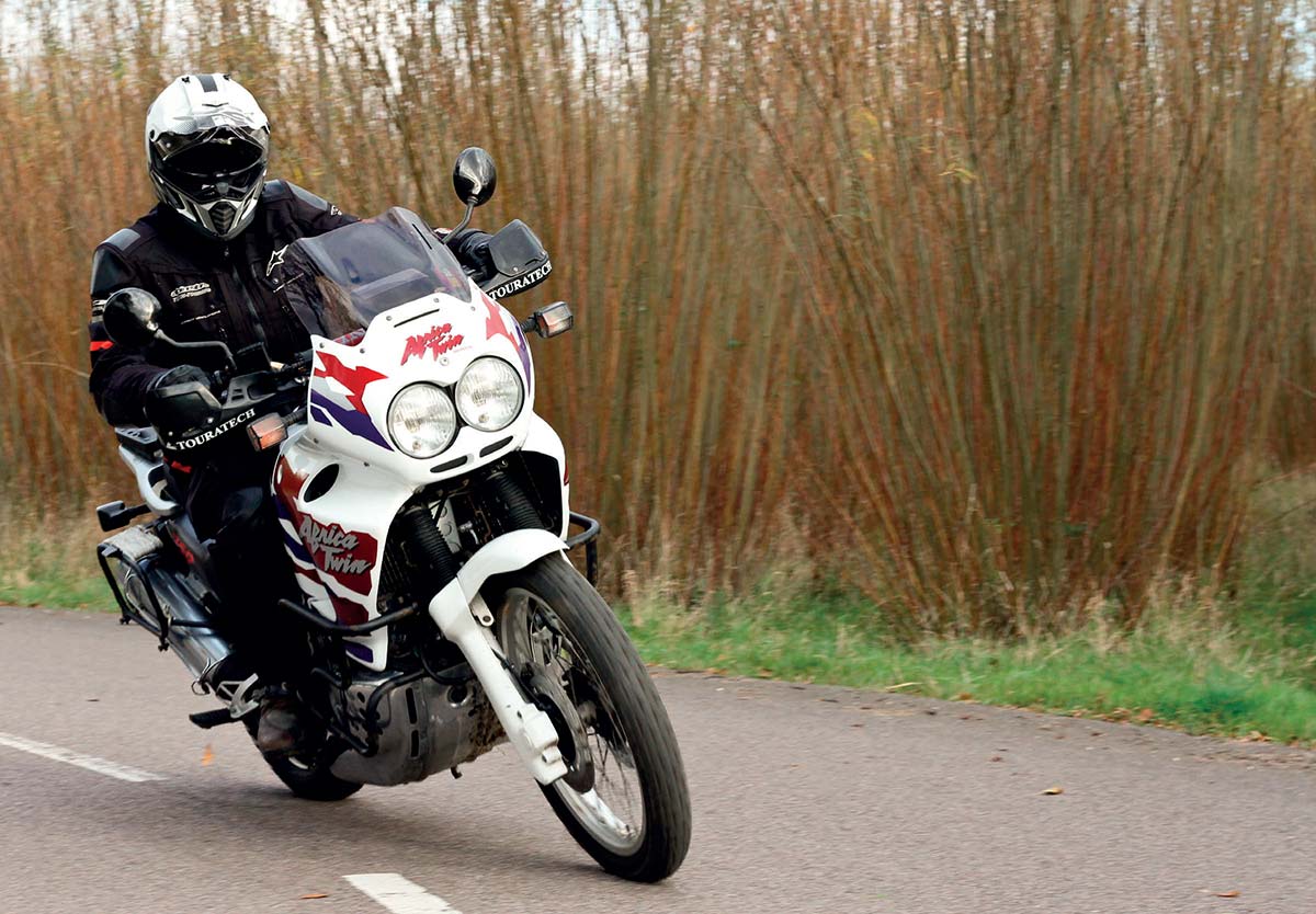 cortador circulación dividendo Classic adventure bike review: Honda XRV750 Africa Twin - Adventure Bike  Rider