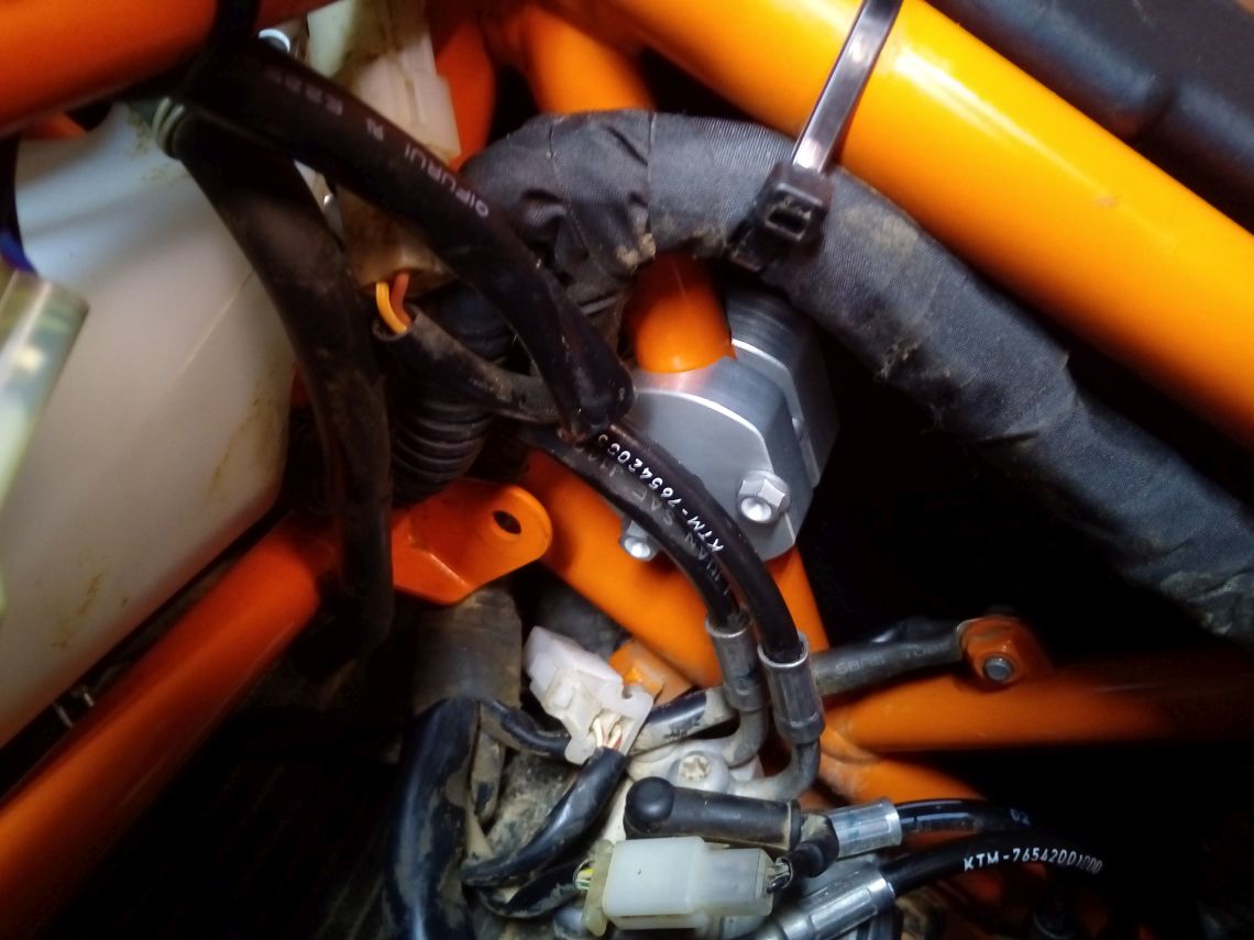 Fuel tank mounting bracket