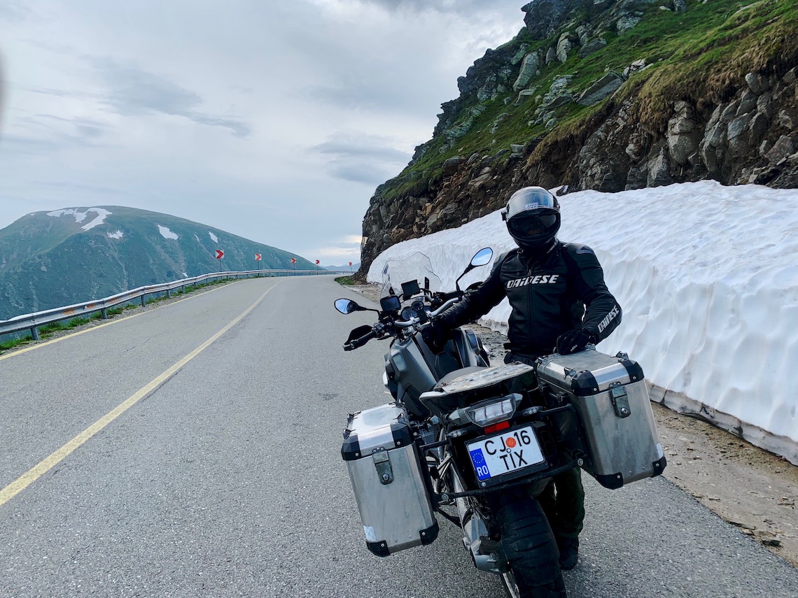 Transalpina-snow-and-clif