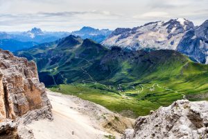 Discover the best motorcycle routes in the Alps