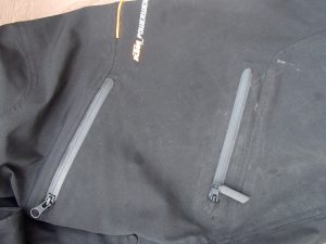 Easy-access-thigh-zip