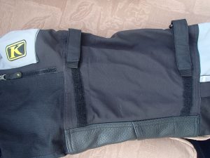 Straps-keep-knee-armour-in-palkce