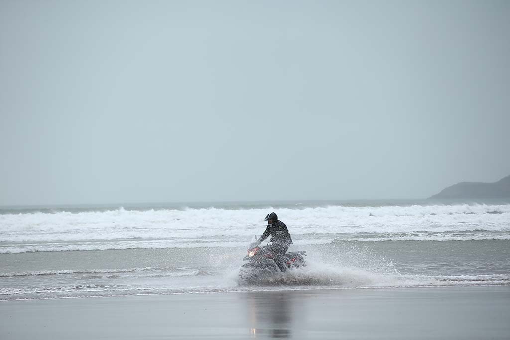 ABR28-suzuki-v-strom-150224JW6590