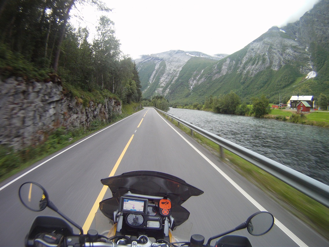 Overlanders-the-approach-to-the-Trollstigen-pass-by-David-Rynhart