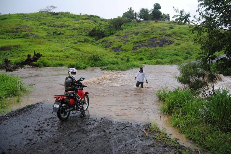 Fiji-ford-river-crossing