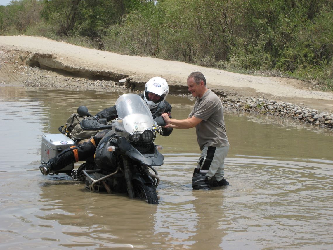 Kevin-Saunders-Helping-a-Stuck-Rider
