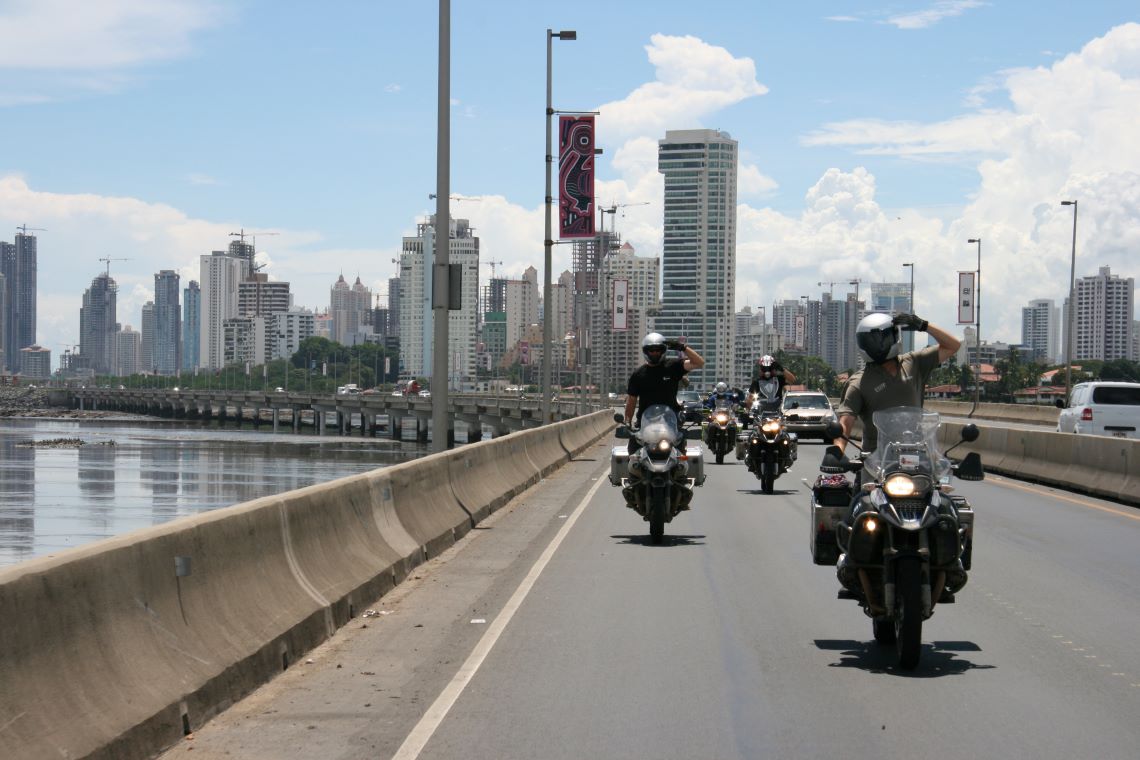 Kevin-Saunders-Leading-the-troops-Panama