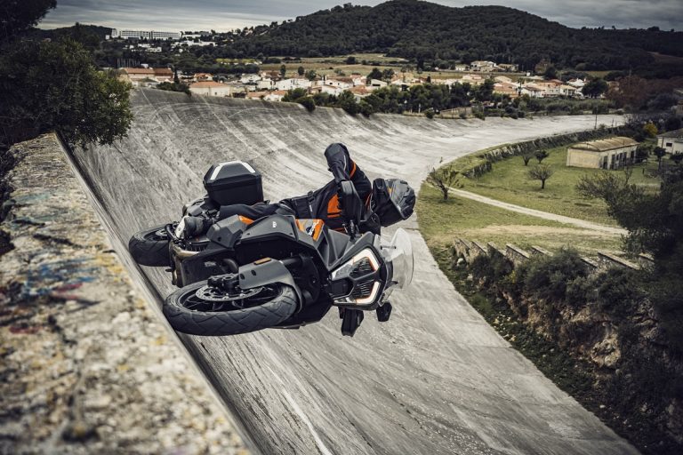 KTM 1290 SUPER ADVENTURE S_ Action