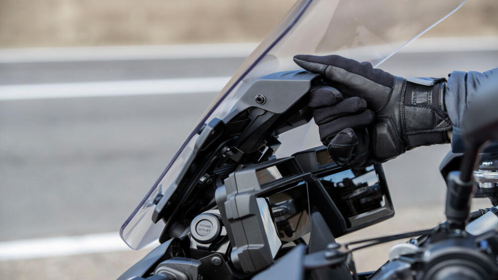 The screen can be adjusted with one hand from the saddle